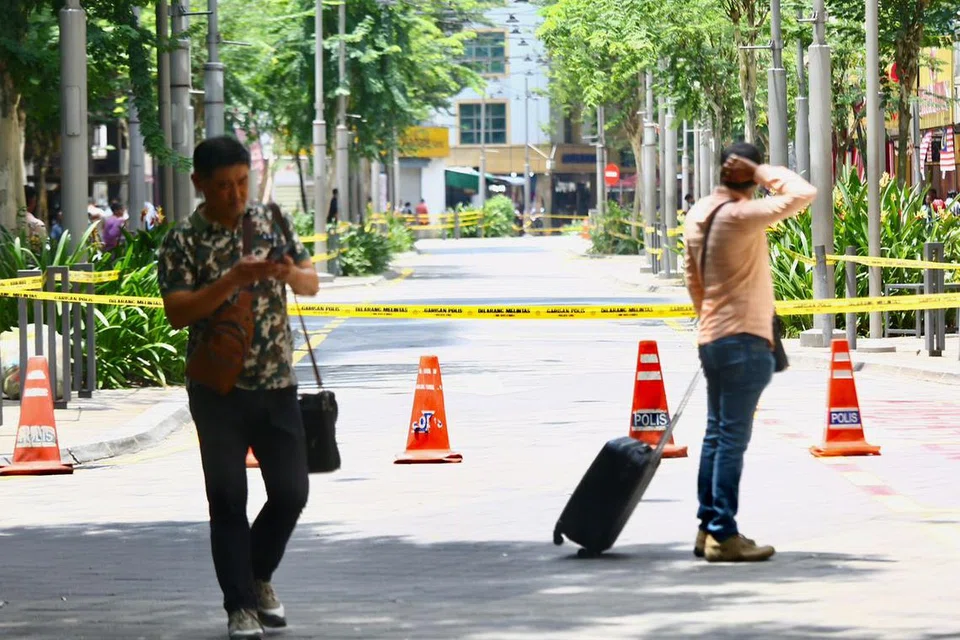 Sebahagian pengunjung yang tidak mengetahui kejadian tanah jerlus di Jalan Masjid India, Kuala Lumpur, terpinga-pinga melihat kawasan pelancongan itu dikepung dengan pita kuning dengan amaran larangan masuk. 