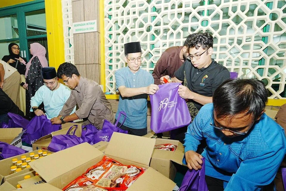 Pemangku Menteri Bertanggungjawab bagi Ehwal Masyarakat Islam, Profesor Madya Dr Muhammad Faishal Ibrahim (empat dari kanan); dan Setiausaha Parlimen Kanan (Pembangunan Negara merangkap Pendidikan), Dr Syed Harun Alhabsyi (empat dari kiri), menyertai sekitar 100 belia di Masjid Kassim pada awal pagi 7 Mac untuk membungkus pek keperluan dapur bagi keluarga rentan.