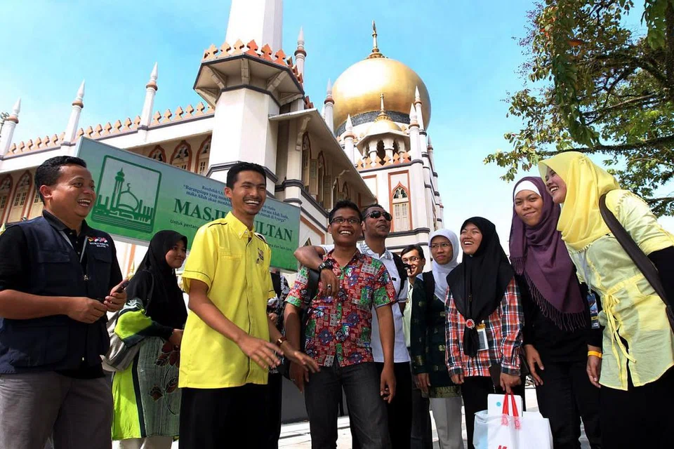 MENJANGKAU BELIA SERANTAU: Pemimpin belia dari Malaysia, Indonesia, Brunei dan Singapore menyertai program 'Bas Belia Mabims' meneroka kawasan Bussorah Street.