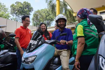 GrabAcademy telah melancarkan inisiatif latihan baharu dipanggil RideSafe 2026 bagi menyokong keperluan khusus bagi pekerja penghantar makanan pada 12 Julai. Acara pelancaran itu telah dirasmikan oleh Menteri Negara (Tenaga Manusia merangkap Kebudayaan, Masyarakat dan Belia), Encik Dinesh Vasu Dash (tengah).