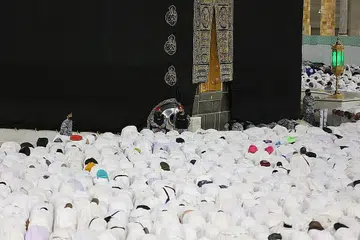 PASUKAN KESELAMATAN SAUDI BERKAWAL: Jemaah mengerjakan solat di Masjidil Haram di kota suci Makkah pada 21 Mac 2023. Arab Saudi mengumumkan bahawa Ramadan akan bermula pada 23 Mac. - Foto AFP 