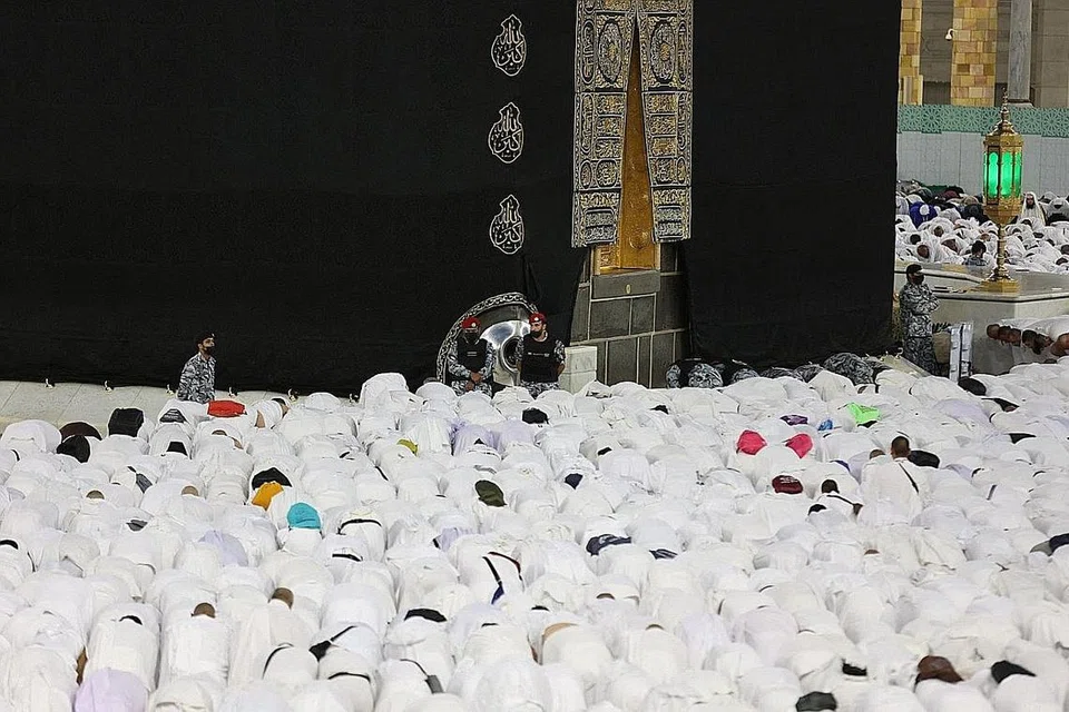 PASUKAN KESELAMATAN SAUDI BERKAWAL: Jemaah mengerjakan solat di Masjidil Haram di kota suci Makkah pada 21 Mac 2023. Arab Saudi mengumumkan bahawa Ramadan akan bermula pada 23 Mac. - Foto AFP 
