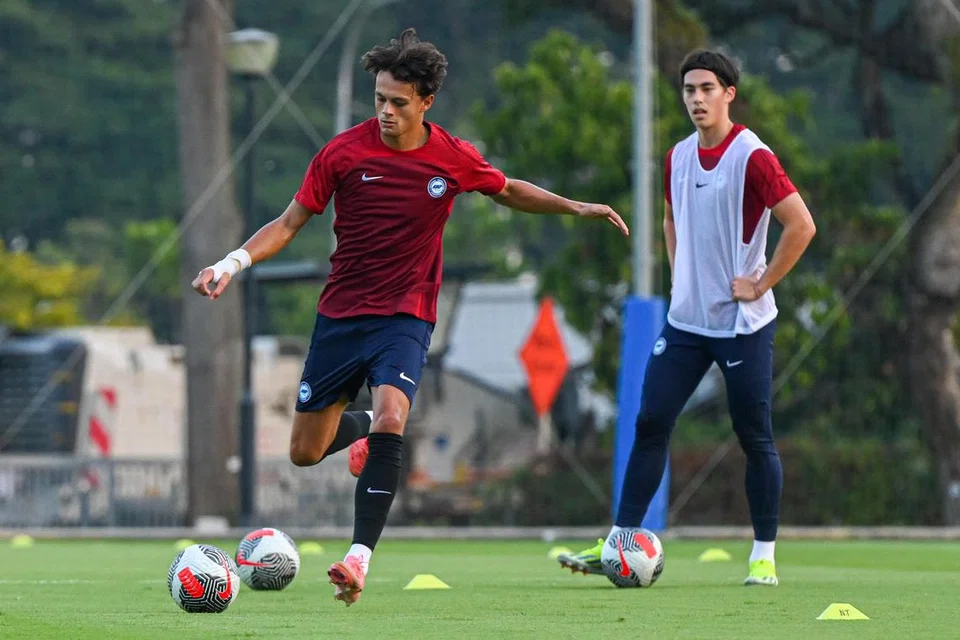 Pemain pertahanan Cardiff City, Perry Ng (kiri), menjalani latihan pertamanya bersama pasukan nasional Singapura di Hab Bola Sepak Kallang pada 2 September. 