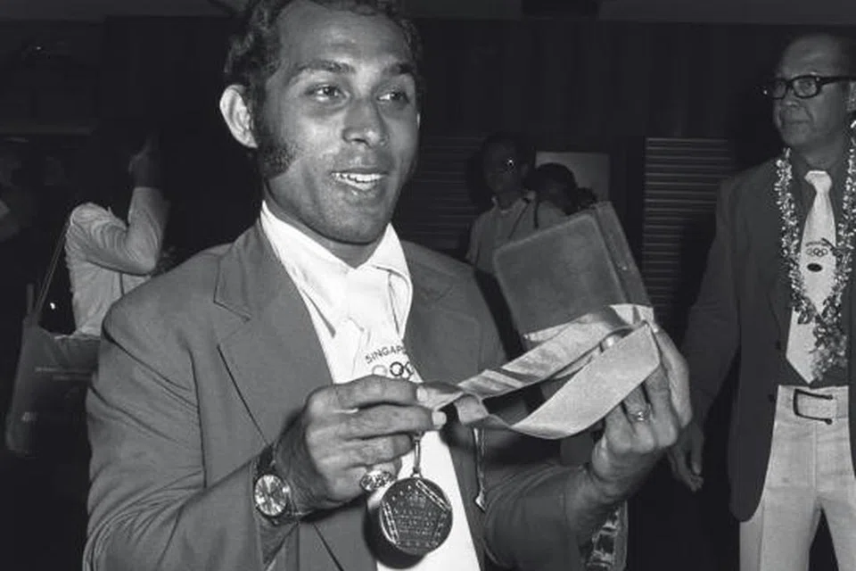 Syed Abdul Kadir menunjukkan pingat gangsa yang dimenangi di Sukan Komanwel 1974, iaitu pingat tinju pertama dan satu-satunya buat Singapura di temasya sukan itu. 