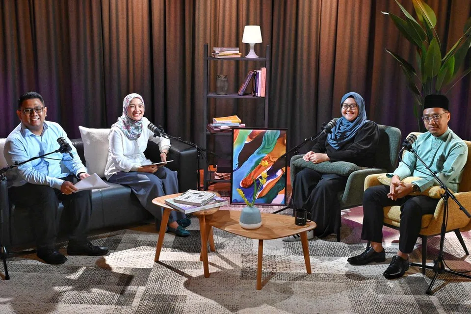 Episod pertama podcast No Tapis dengan kerjasama Biro Narkotik Pusat (CNB) disertai oleh (dari kanan) Presiden Persatuan Ulama dan Guru-guru Agama Islam Singapura (Pergas) yang juga berkhidmat dalam Lembaga Anggota Pelawat, Perkhidmatan Penjara Singapura, Ustaz Muhammad Tarmizi Abdul Wahid; pakar ketagihan daripada Persatuan Anti-Narkotik Singapura (Sana), Cik Nasirah Nasir; hos dan penerbit podcast No Tapis, Cik Natasha Mustafa, dan hos bersama, Koresponden Berita Harian, Encik Anwar Saleh. 