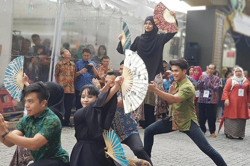 PERLU UBAH CARA SAMBUTAN: Pelanggan menyaksikan persembahan khas yang diadakan di Bazar Raya Utara di Woodlands.