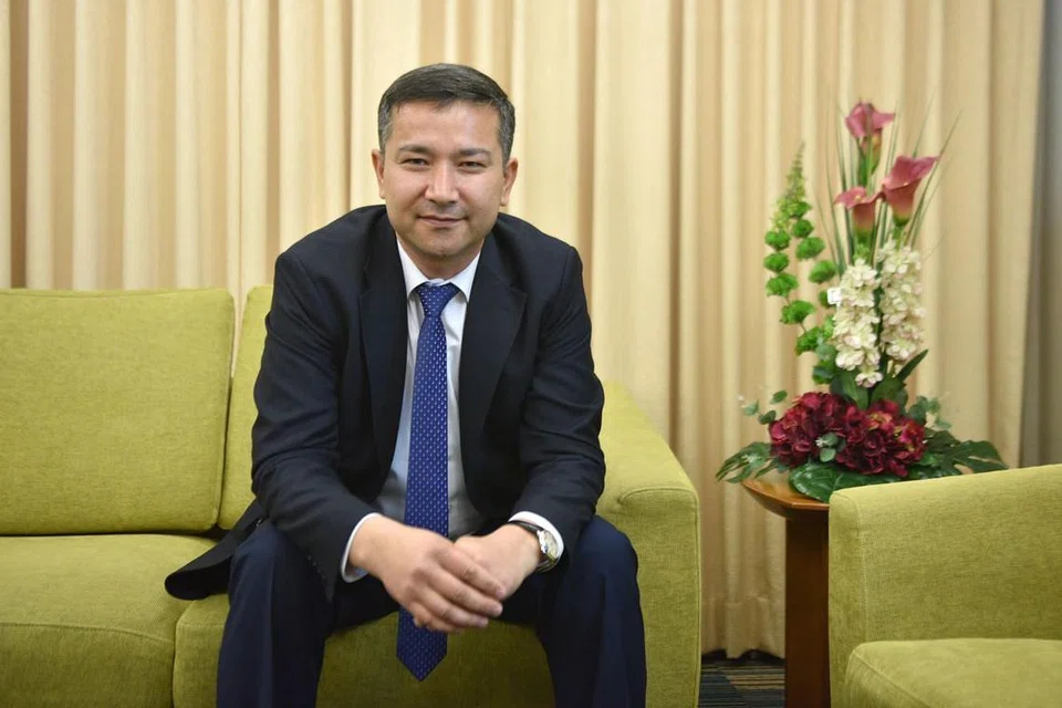 TEROKA PELUANG KERJASAMA: Ahli akademik Uzbek Dr Ashirali Abdirashidov menyampaikan ceramah di Masjid Ba'alwie semasa di Singapura baru-baru ini. Dr Ashirali (atas) berkata pihaknya sedang meneroka peluang kerjasama antara Singapura dan Uzbekistan, tempat kelahiran ulama seperti Imam Al-Bukhari, Imam At-Tirmizi dan Imam Al-Maturidi. Negara itu juga mempunyai sebuah institut yang menyimpan lebih 1,000 manuskrip tulisan ulama. - Foto-foto BH oleh KELLY HUI, MASJID BA'ALWIE
