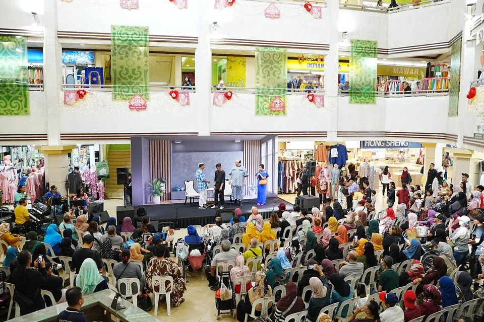 Sekitar 300 orang menonton persembahan komedi muzikal bertajuk Jodoh - A Love in Reverse anjuran Jalur Budaya Geylang Serai di Joo Chiat Complex pada 8 Februari. Ia mengisahkan tentang Husin, seorang bapa tunggal, dan dua anak lelakinya, Hamzah dan Raihan, yang mencari jodoh.