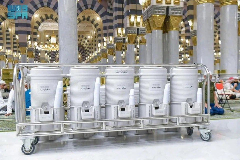Jabatan Air Zamzam menyediakan bekalan air zamzam dingin sepanjang masa semasa musim haji 2024 bagi memberi keselesaan kepada jemaah.