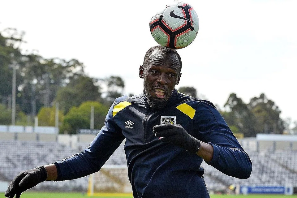 GIGIH KEJAR IMPIAN: Usain Bolt gigih berlatih dengan kelab Liga-A, Central Coast Mariners, sejak Ogos lalu. Gambar kiri menunjukkan beliau mencari sasaran semasa diturunkan dalam perlawanan ujian pramusim. - Foto AFP 