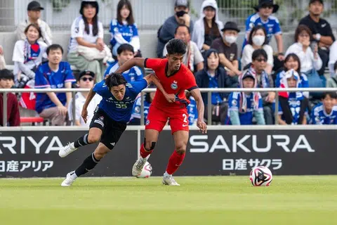 Bek kanan Lions, Raoul Suhaimi (kanan), mempamerkan aksi hebat melawan pasukan Liga J1, Yokohama F. Marinos walaupun dengan kekalahan 7-1.