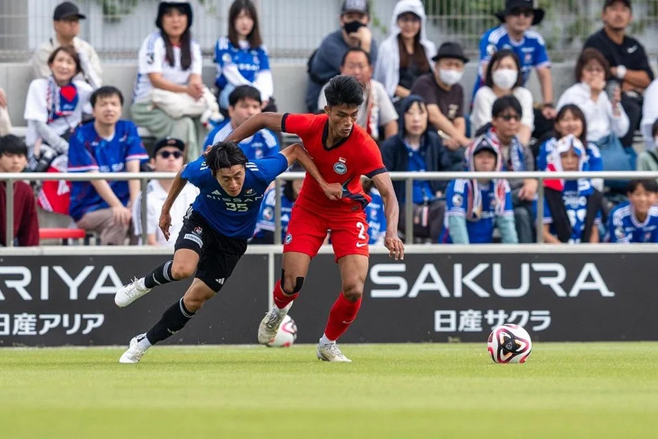 Bek kanan Lions, Raoul Suhaimi (kanan), mempamerkan aksi hebat melawan pasukan Liga J1, Yokohama F. Marinos walaupun dengan kekalahan 7-1.
