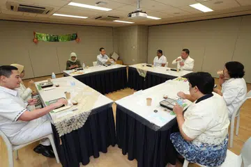 BUKA PUASA BERSAMA: Presiden Halimah Yacob (tiga dari kiri) berbuka puasa bersama beberapa pekerja barisan hadapan di Hospital Besar Changi (CGH). - Foto MCI OLEH ZINKIE AW