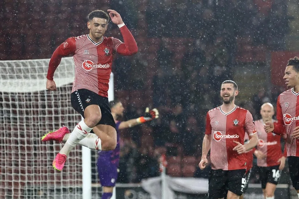 Sekou Mara (kiri) meraikan jaringan selepas menyumbatkan gol kedua Southampton menentang Watford dalam perlawanan Piala FA pada 7 Februari. Southampton mara ke pusingan kelima selepas tewaskan Watford 3-0.