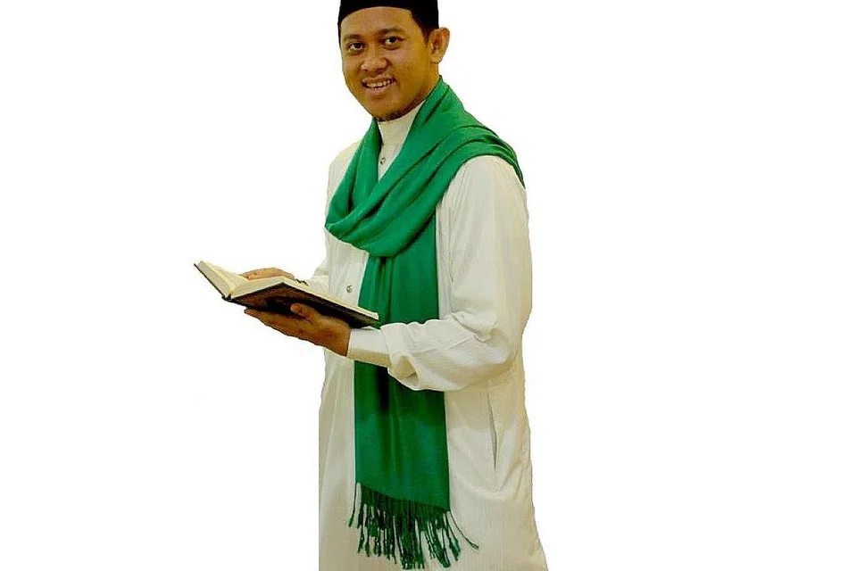 SAMBUT MUHARAM: Masjid Al-Amin menganjurkan pelbagai program menarik bagi menyambut Muharam. Antaranya Majlis Khatam Al-Quran Perdana Sempena Hari Asyura dengan bacaan ayat suci Al-Quran oleh Ustaz Nur Muhammad, seorang qari kebangsaan Singapura (atas) dan Majlis Doa Awal Tahun dan Akhir Tahun serta syarahan oleh Ustaz Md Syafiee Md Hassan. - Foto MASJID AL-AMIN