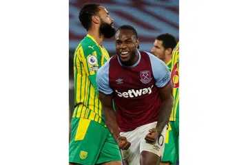 PASTIKAN KEMENANGAN: Gol yang dijaringkan Michail Antonio cukup untuk membantu West Ham menewaskan West Bromwich 2-1 dalam saingan EPL awal pagi semalam. - Foto Reuters