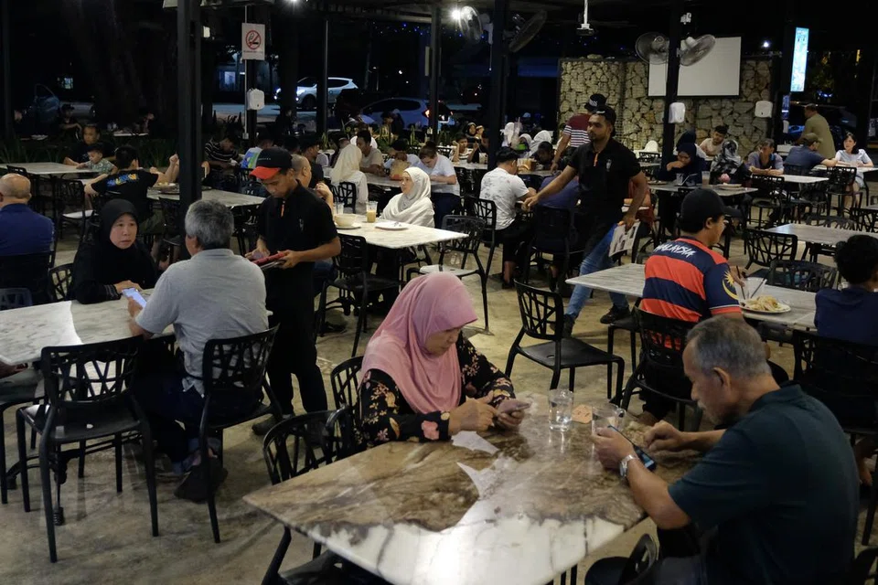 PERLU RASIONAL: Tindakan memboikot premis-premis yang menjual makanan dan minuman atas sebab perbezaan fahaman politik bukan dasar yang memanfaatkan negara mahupun rakyat. 