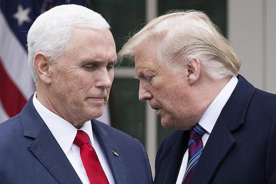 PERKENAL RESOLUSI: Pemimpin majoriti Dewan Perwakilan, Encik Steny Hoyer, memberitahu wartawan di Capitol Hill mengenai resolusi yang menyeru naib presiden Mike Pence (kiri) dan Kabinet supaya bertindak menyingkirkan Presiden Trump (kanan). - Foto-foto AFP