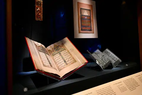 Antara seni Islam dari dunia Melayu yang dipengaruhi empayar Safawiyyah ialah Kitab Maulid, yang mempunyai reka bentuk dan format penulisan yang hampir serupa dengan Kitab Syair Parsi.