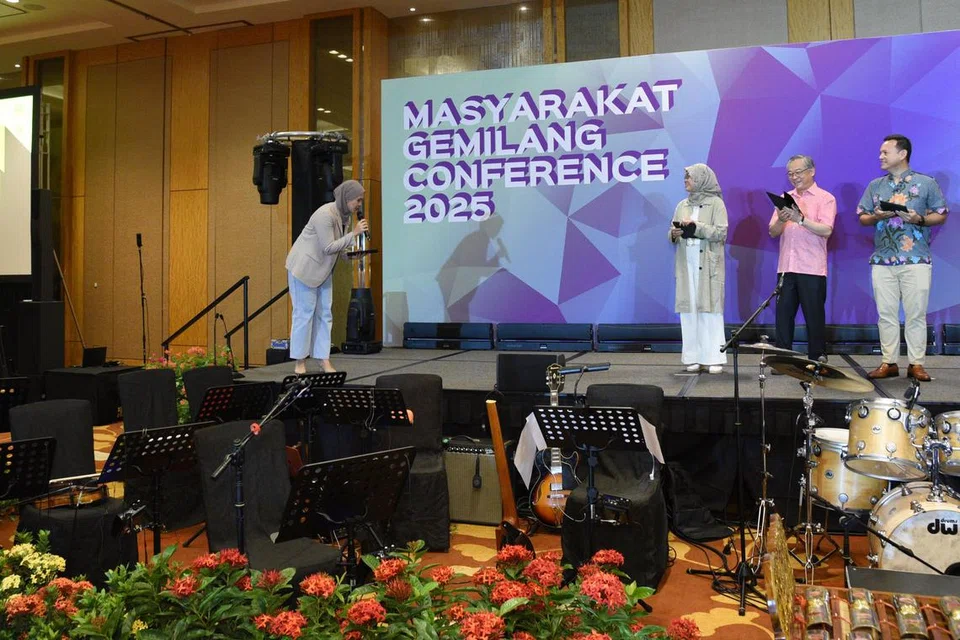 Raikan Ilmu, Mendaki, Melayu