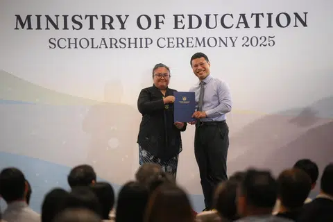 Syasya Sazali menerima Anugerah Perguruan Kementerian Pendidikan (MOE Teaching Award) daripada Menteri Pendidikan, Encik Desmond Lee, pada majlis yang berlangsung di Sands Expo and Convention Centre