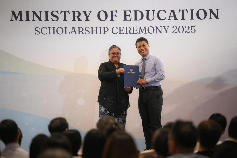 Syasya Sazali menerima Anugerah Perguruan Kementerian Pendidikan (MOE Teaching Award) daripada Menteri Pendidikan, Encik Desmond Lee, pada majlis yang berlangsung di Sands Expo and Convention Centre