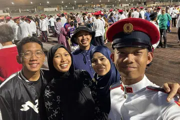 Sarjan Ketiga (3SG) Aiman ​​Hakim Md Roslan (kanan) berkata keinginan menjadi contoh teladan kepada anggota pelatih di bawah perhatiannya mendorong beliau melanjutkan pengajian secara sambilan di Universiti Sains Kemasyarakatan Singapura (SUSS).