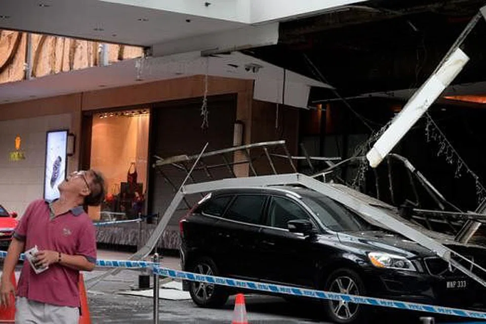 RUNTUH: Sebahagian bumbung di pintu masuk utama hotel Hilton runtuh, menghempap kereta dan mengakibatkan dua orang cedera Disember lalu.