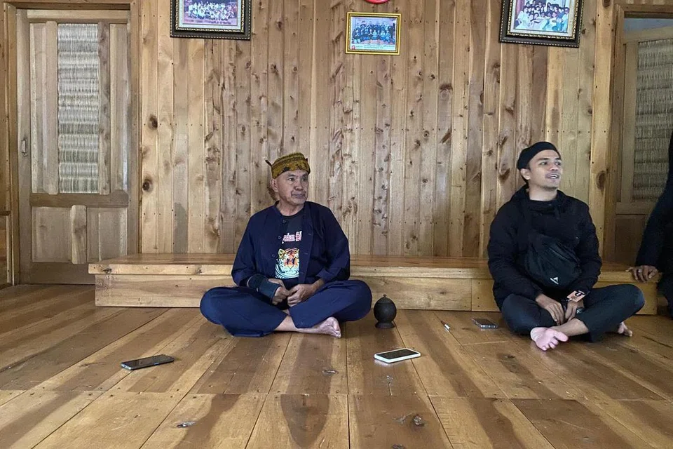 Ketua masyarakat Kampung Naga, Encik Ade Suherlin (kiri).
