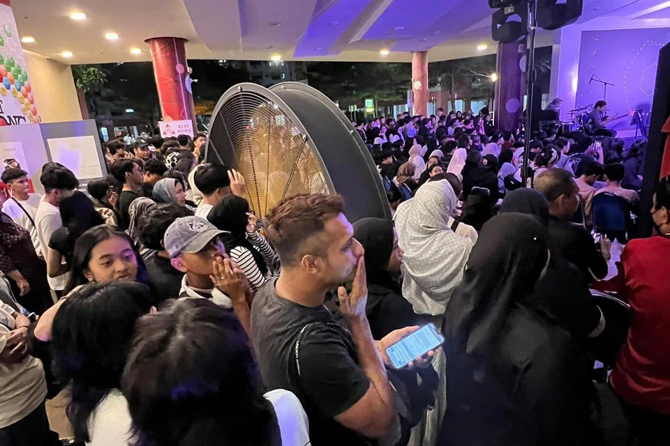 Kelab Masyarakat Keat Hong dibanjiri penonton semasa persembahan Masdo, kugiran dari Malaysia, sempena Konsert Bulan Bahasa 2023.