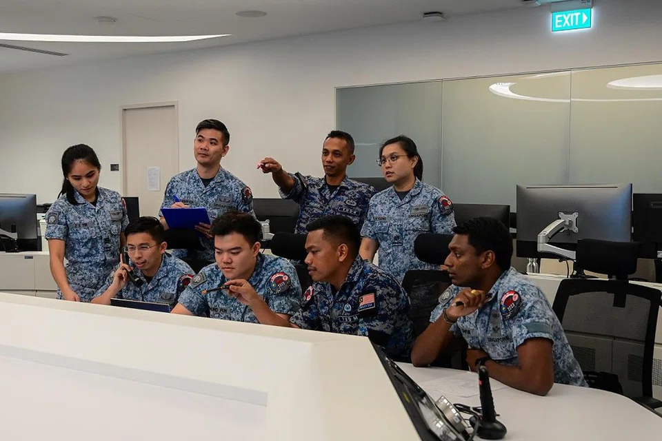 SAREX MALSING: Peserta dari RSAF dan RMAF membincangkan misi rancangan untuk operasi gabungan mencari dan menyelamat.