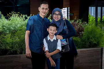 DORONGAN IBU BAPA: Pelakon cilik drama 'Couple Cosmo', Md Nik Aqimi Hashim (tengah) meraih sokongan daripada ibu bapanya, Encik Hashim Abdul Jaffar dan Cik Rosilawatee Hussein dalam meneruskan minat dalam dunia lakonan. - Foto BH oleh NUR DIYANA TAHA