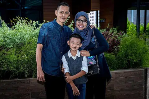 DORONGAN IBU BAPA: Pelakon cilik drama 'Couple Cosmo', Md Nik Aqimi Hashim (tengah) meraih sokongan daripada ibu bapanya, Encik Hashim Abdul Jaffar dan Cik Rosilawatee Hussein dalam meneruskan minat dalam dunia lakonan. - Foto BH oleh NUR DIYANA TAHA