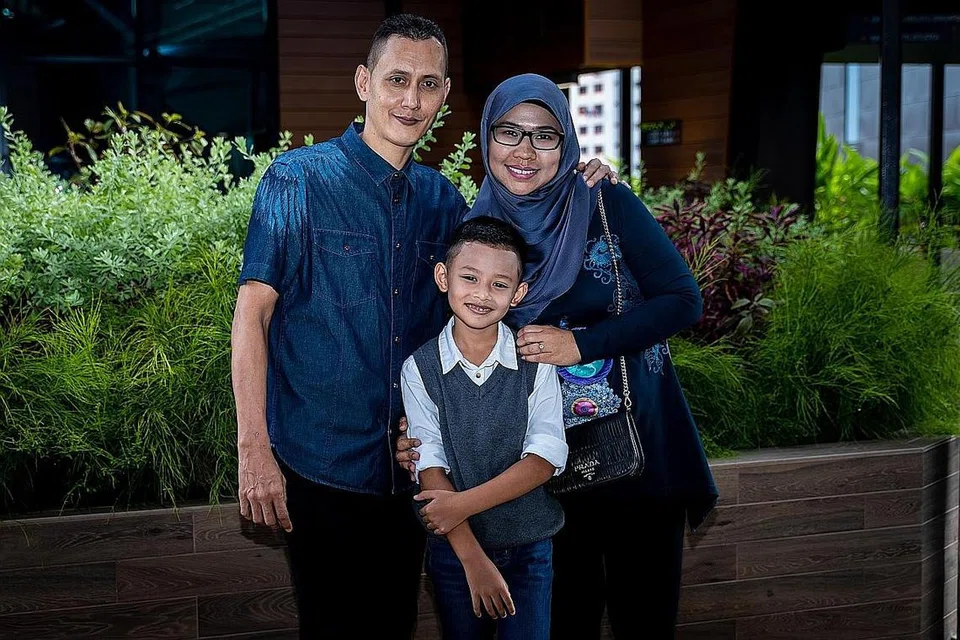 DORONGAN IBU BAPA: Pelakon cilik drama 'Couple Cosmo', Md Nik Aqimi Hashim (tengah) meraih sokongan daripada ibu bapanya, Encik Hashim Abdul Jaffar dan Cik Rosilawatee Hussein dalam meneruskan minat dalam dunia lakonan. - Foto BH oleh NUR DIYANA TAHA