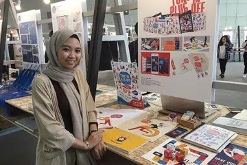 PAMERAN: Cik Rin Amirah Rosli mempamerkan kempen menggalak belia meningkatkan komunikasi dalam dunia nyata berbanding menggunakan telefon bimbit untuk berbicara. - Foto HAKIM NORMAN HASSAN