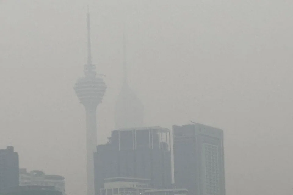 Keadaan jerebu teruk pada petang 14 Oktober, mengaburkan pandangan dengan Menara Merdeka Maybank hampir tidak kelihatan, manakala Menara Kuala Lumpur juga diselubungi jerebu.