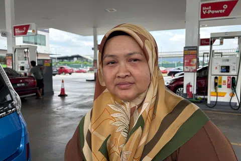 Pemandu kenderaan swasta, Cik Ruzaimah Rohani, 50 tahun. 