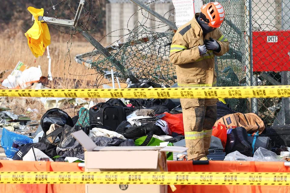 Serpihan berselerakan di lokasi nahas pesawat Jeju Air Boeing 737-800 yang terhempas dan terbakar di Lapangan Terbang Antarabangsa Muan, di Muan, kira-kira 288 kilometer di barat daya Seoul pada 29 Disember.