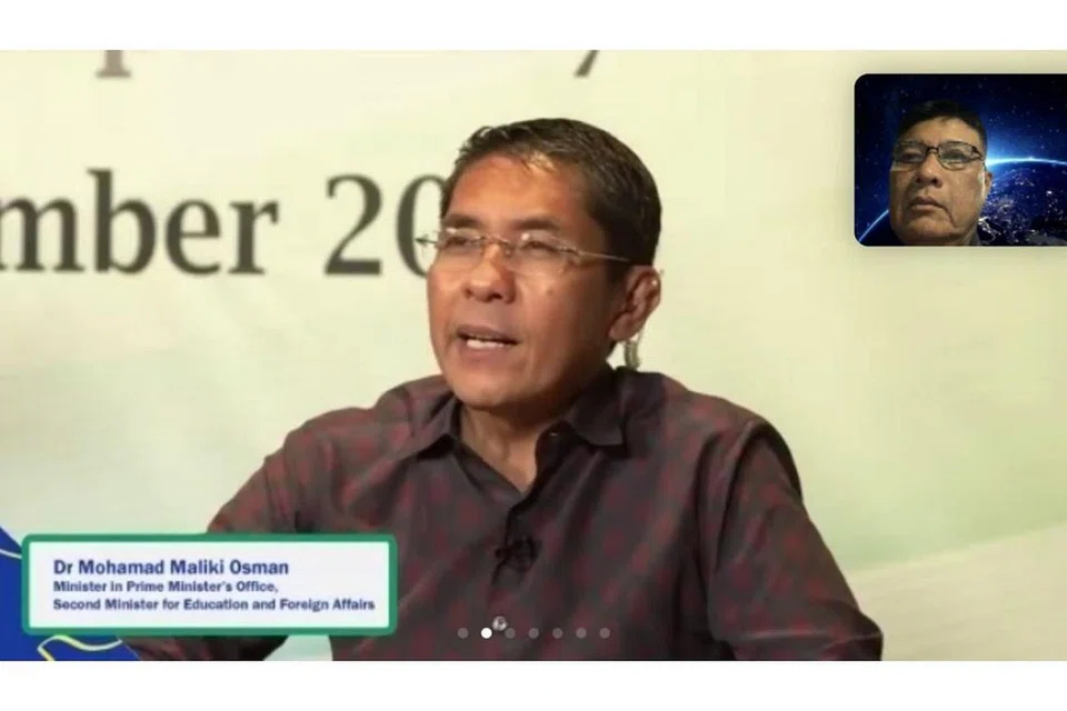 DIALOG BINCANG ISU WARGA: Dr Maliki Osman bersama Encik Zhulkarnain Abdul Rahim dan Encik Mohd Fahmi Aliman menyertai sekitar 180 peserta dalam dialog maya bagi pemimpin masyarakat Melayu/Islam anjuran M Kuasa Tiga (M³) malam kelmarin. Bersama mereka ialah moderator Cik A. J. Suhani, yang juga pengerusi Mesra. - Foto PERSATUAN RAKYAT (PA).