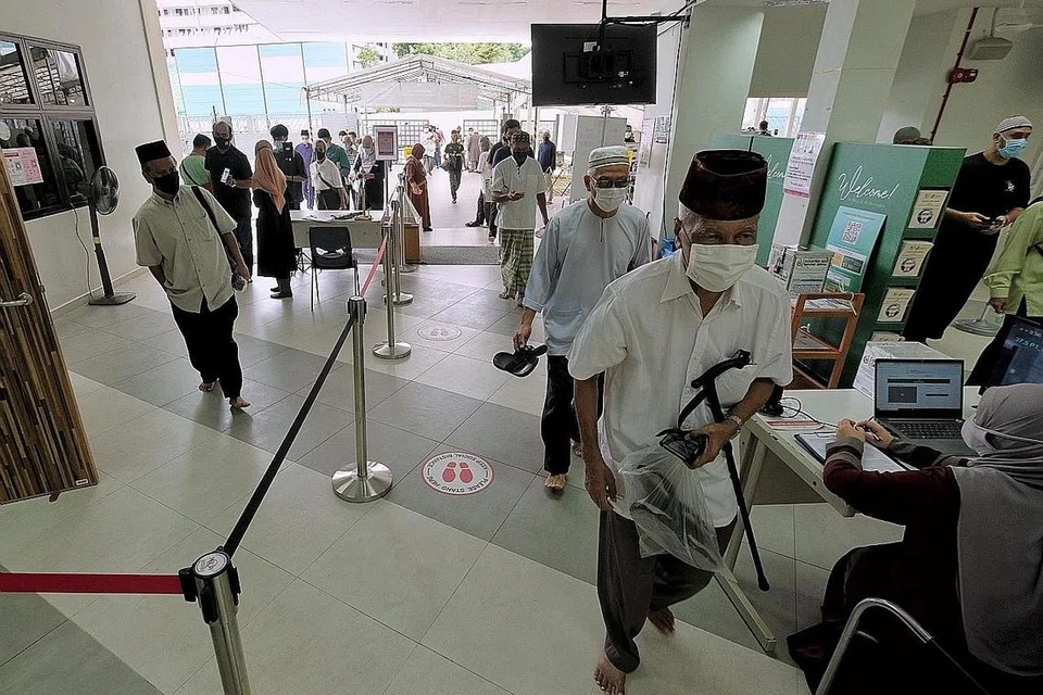 TANGGUNGJAWAB BERSAMA: Sudah menjadi tanggungjawab masyarakat umum untuk memastikan mereka sendiri menapis maklumat yang diterima. Proses ini juga perlu dilakukan di peringkat individu terutama sekali jika berdepan dengan komen yang tidak membina, atau yang tidak berlandaskan fakta. - Foto fail