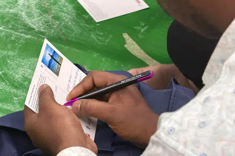 Seramai 170 pekerja migran yang hadir di majlis iftar oleh F-fry dapat menulis poskad yang akan dihantar kepada keluarga mereka secara percuma oleh Singapore Post dan Kumpulan Keyakinan, Penjagaan dan Penglibatan (Ace) di bawah Kementerian Tenaga Manusia (MOM). Sementara itu, seramai 35 sukarelawan F-fry membantu dan berinteraksi dengan pekerja migran untuk memahami keadaan mereka.
