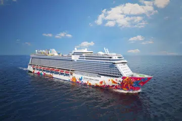Kapal mewah Genting Dream mampu memuatkan hingga 3,352 penumpang dalam satu masa, dan mempunyai 1,674 kabin serta 18 dek.