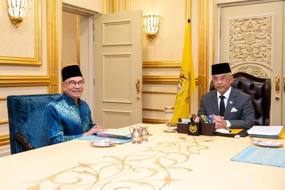 TEMUAN PRA-KABINET TERAKHIR: Sultan Abdullah Ahmad Shah (kanan) bertemu dengan Datuk Seri Anwar Ibrahim  pada mesyuarat pra-Kabinet di Istana Negara pada 23 Januari. 