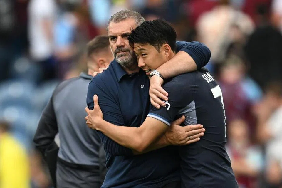 PRESTASI MANTAP: Pengurus Tottenham Hotspur, Ange Postecoglou (kiri) dan kapten Son Heung-min berpelukan ketika meraikan kemenangan 5-2 pasukan ke atas Burnley pada Sabtu. 