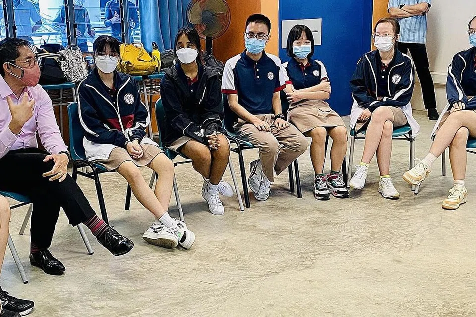SESI PERBINCANGAN: Dr Maliki (kiri), menggalakkan para pelajar untuk membina hubungan erat dan berbincang untuk mendalami persefahaman kaum antara mereka. - Foto BH oleh RABIATUL ADAWIYA BINHAN 