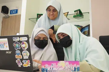 Pelajar Madrasah Al-Arabiah Al-Islamiah, Maryam Najm (berdiri), Sehrish Muhd Ghouse (duduk, kanan) dan Amni Begum (duduk, kiri), mencapai kemenangan yang membanggakan apabila muncul sebagai naib johan peraduan animasi video.