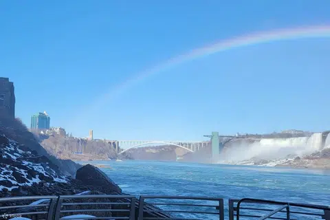 Nikmati pemandangan semula jadi Air Terjun Niagara yang menakjubkan di New York pada musim sejuk.