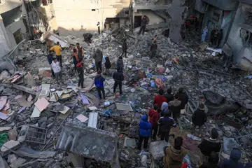 TIADA LAGI TEMPAT SELAMAT: Para penduduk dilihat memeriksa bangunan yang telah musnah akibat dibom tentera Israel di Rafah, selatan Gaza. 
