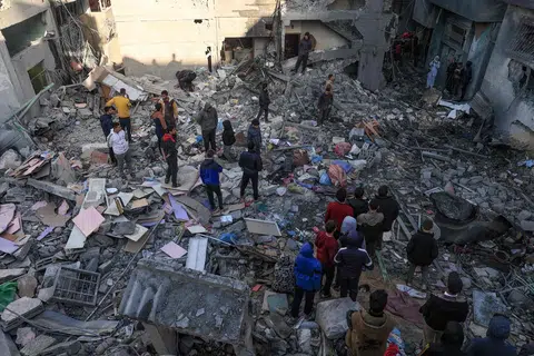 TIADA LAGI TEMPAT SELAMAT: Para penduduk dilihat memeriksa bangunan yang telah musnah akibat dibom tentera Israel di Rafah, selatan Gaza. 