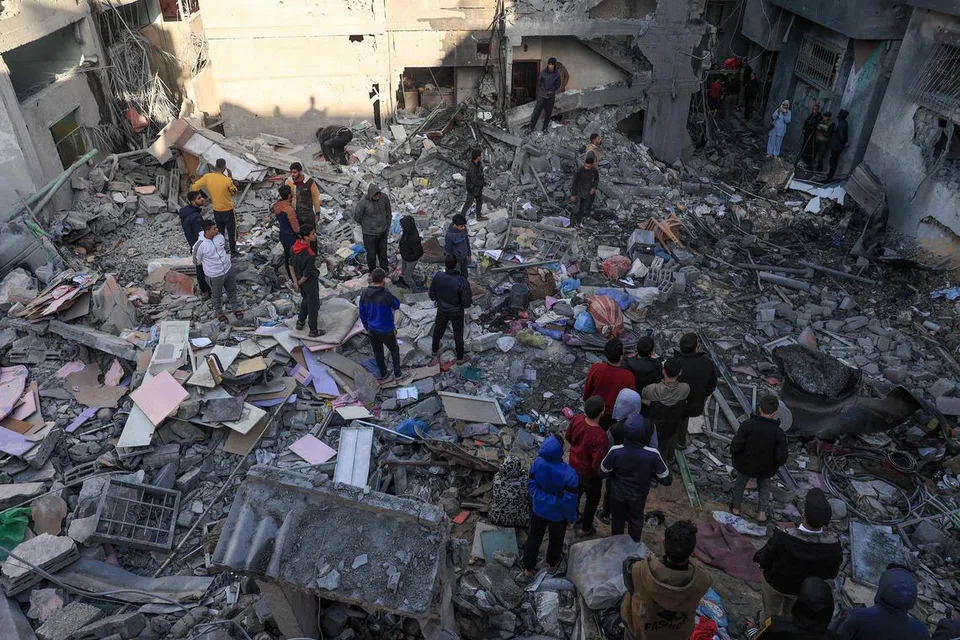 TIADA LAGI TEMPAT SELAMAT: Para penduduk dilihat memeriksa bangunan yang telah musnah akibat dibom tentera Israel di Rafah, selatan Gaza. 